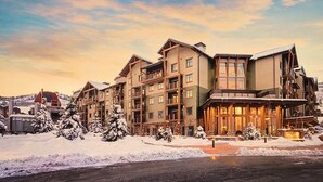 Un hôtel à plusieurs étages comprenant un chalet de ski et un restaurant.