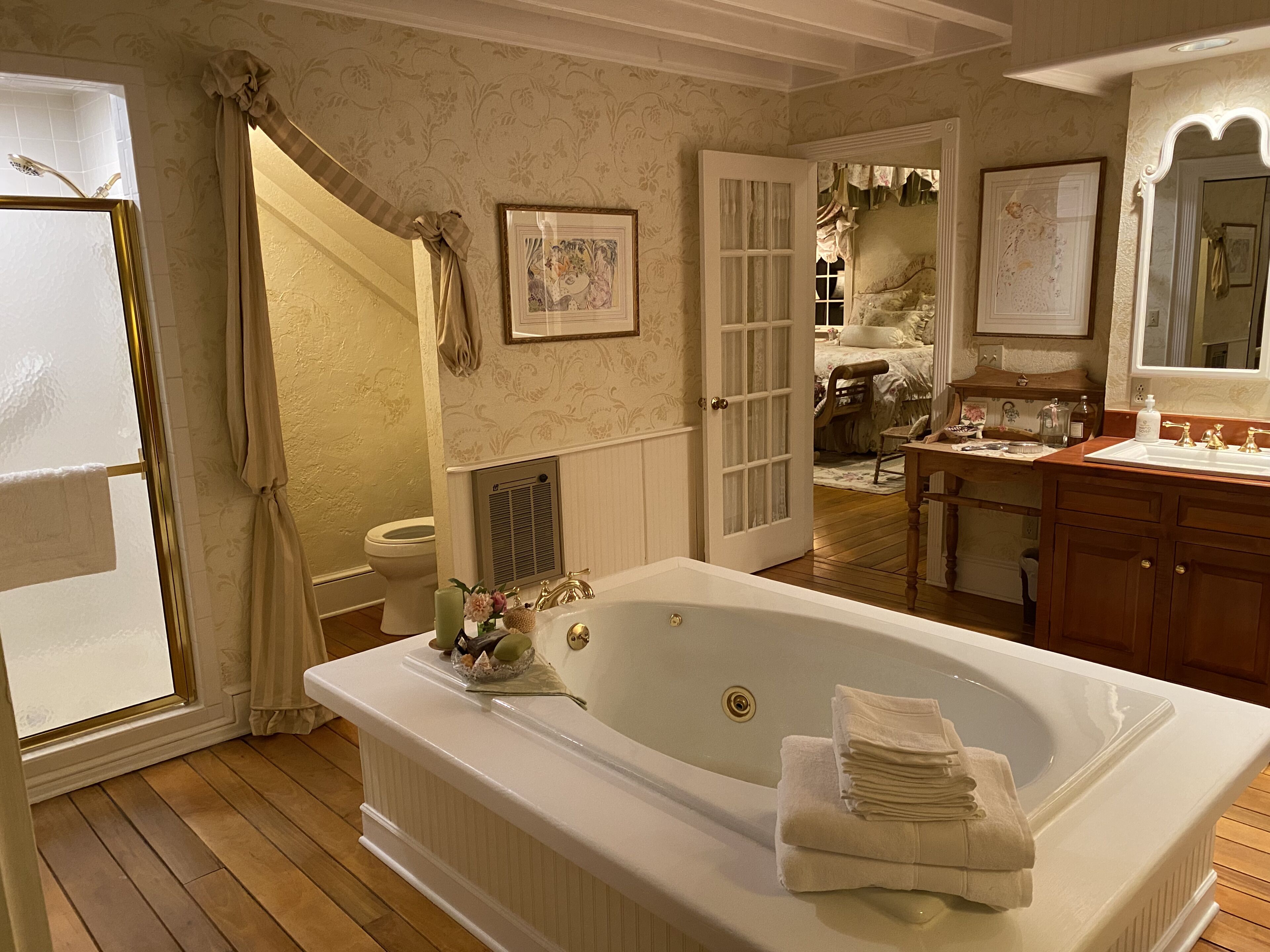 Combined shower/bathtub, jetted bath, towels, soap