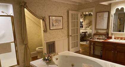 Luxury English Cottage: Mountain Views, Exquisite Decor, Farm Animals