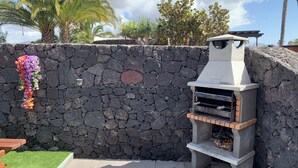 Apartment | Property grounds - Basement Apartment Very Large, Fantastic Location (Yaiza)