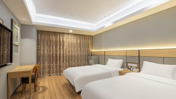 A hotel room with two beds, a desk, and a chair. - Shibang Business Hotel (Ningbo)