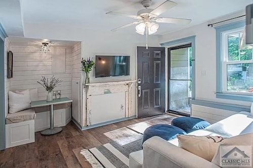 Walkable, 1BR/1BA, w/d, Kitchen, Updated, Coffee