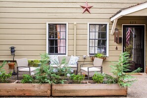 Terrace/patio - Five Points Escape, Walk to UGA, Dining, Nightlife (Athens)