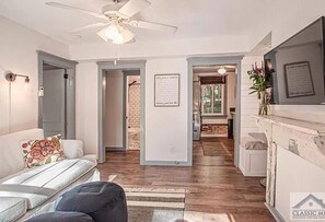 Smart TV - Five Points Escape, Walk to UGA, Dining, Nightlife (Athens)