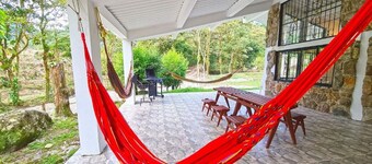 Paraíso en la montaña con cascadas y lago de pesca