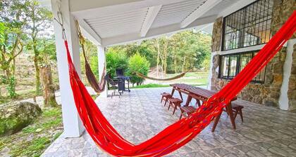 Paraíso en la montaña con cascadas y lago de pesca