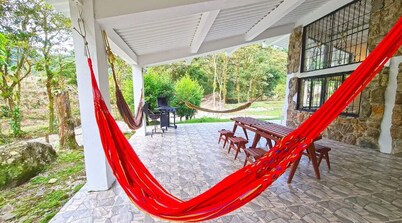 Paraíso en la montaña con cascadas y lago de pesca