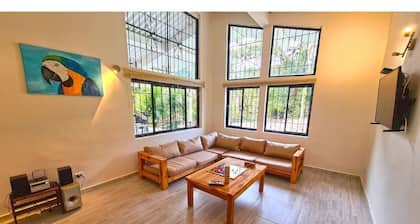 Paraíso en la montaña con cascadas y lago de pesca