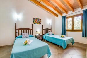 3 slaapkamers, een strijkplank/strijkijzer, gratis wifi, beddengoed