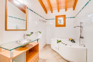 Badekar, hårføner og håndklær