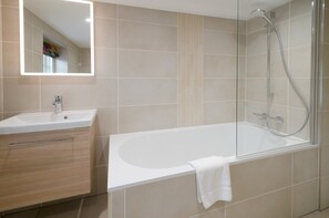 Towels - Peggy Hill Cottage - Two Bedroom House, Sleeps 4 (Ambleside)