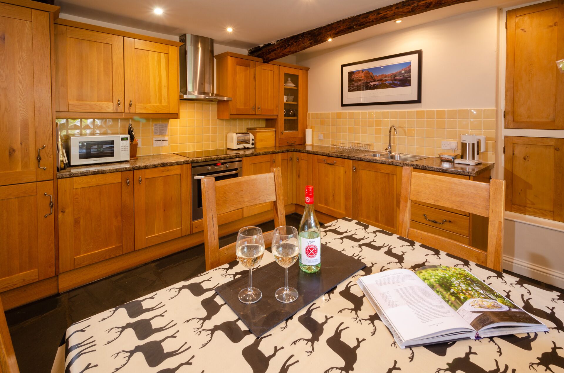 Réfrigérateur, micro-ondes, plaque de cuisson, lave-vaisselle