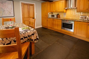 Réfrigérateur, micro-ondes, plaque de cuisson, lave-vaisselle