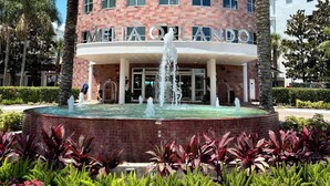 A building with a sign reading 'MELIA ORLANDO' and a central fountain.