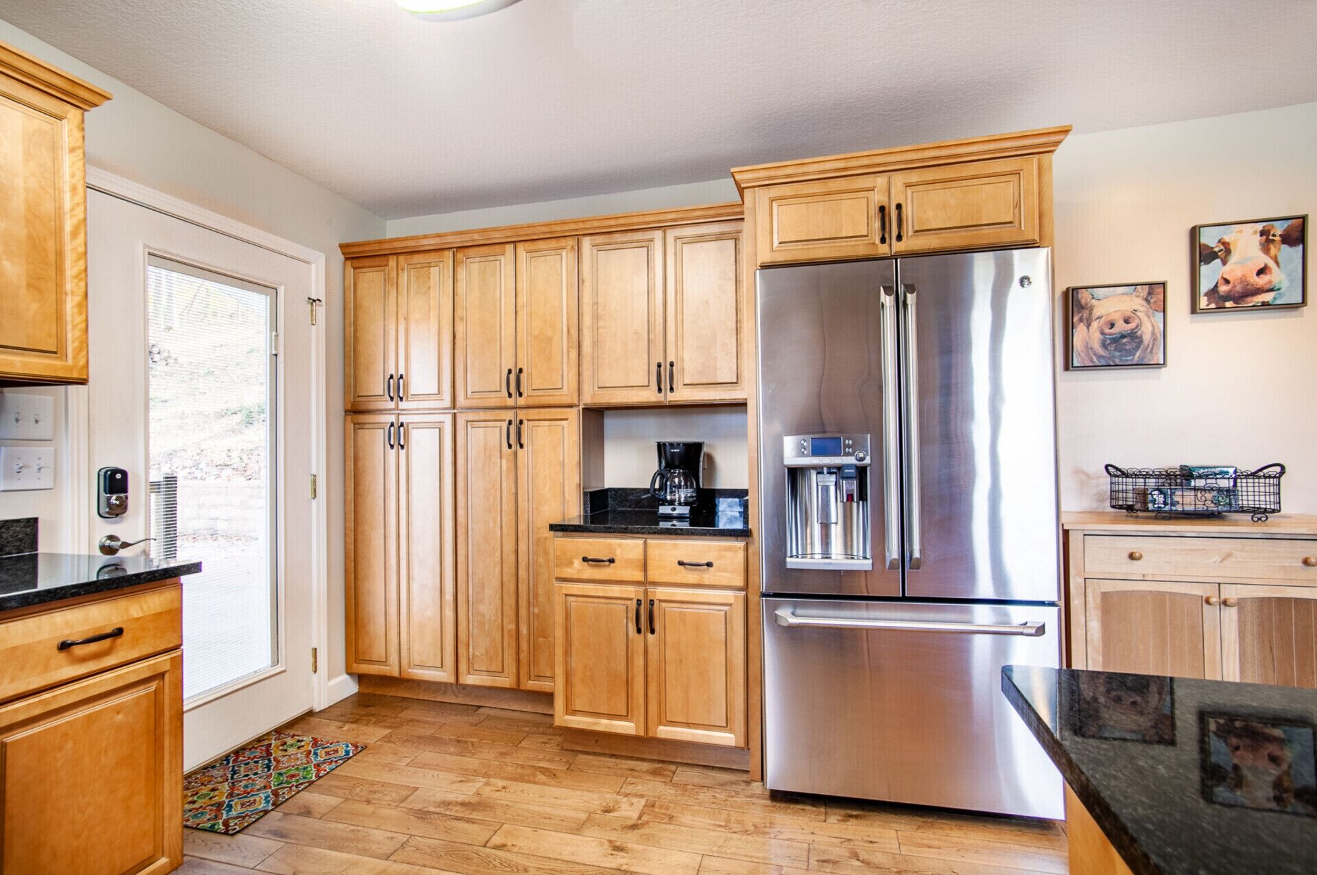 Kylskåp, mikrovågsugn, ugn och spishäll