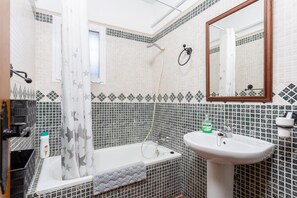Badewanne, Haartrockner, Handtücher