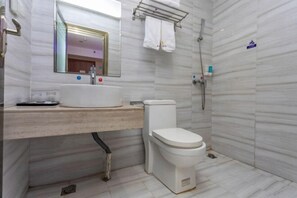 A modern bathroom with a toilet, sink, and shower. - Jiabaihe Hotel (Buyong Subway Station Branch) (Shenzhen)