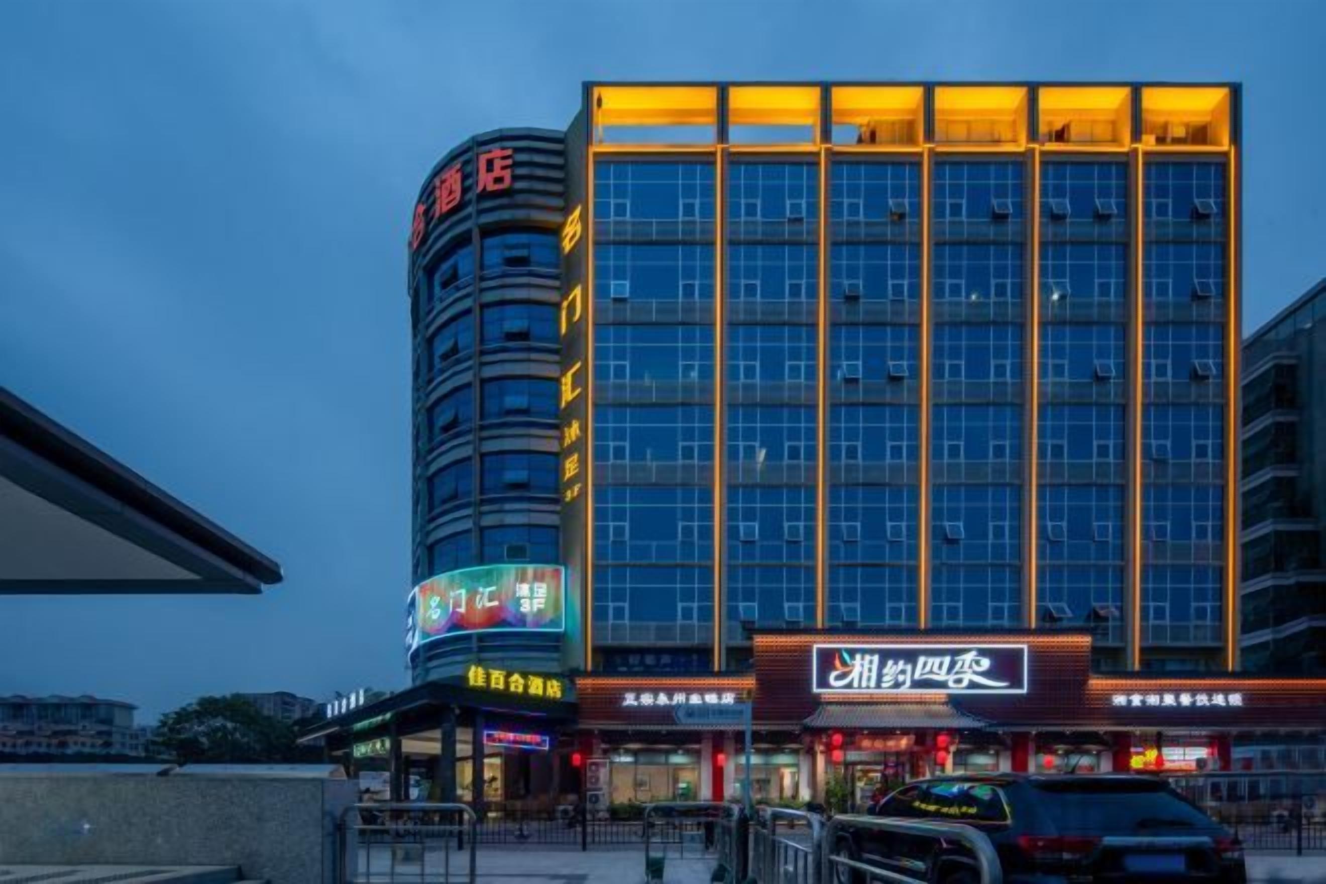 Hotel com vários andares, placa chamativa, fachada de vidro ampla e entrada visível.