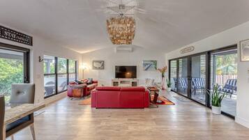 TV connectée, livres, espaces bureaux, imprimantes