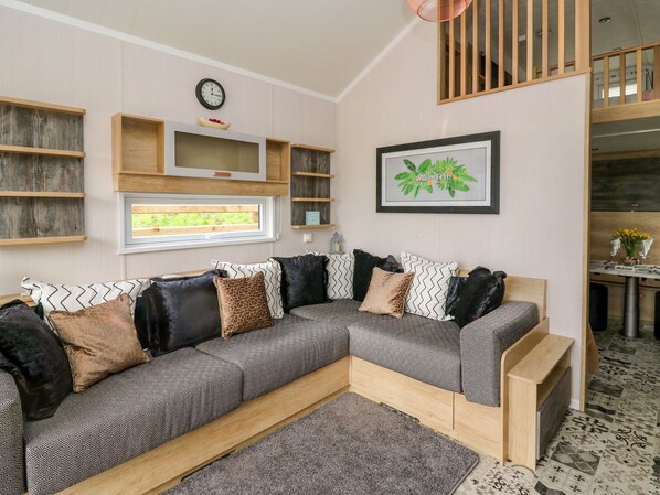 Cottage | Phòng khách | TV màn hình phẳng, lò sưởi 