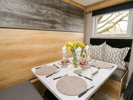 Casa de campo | Cocina privada | Frigorífico, hervidor eléctrico, tostadora y utensilios de cocina