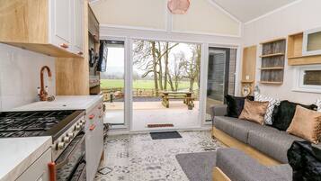 Cottage | Private kitchen | Fridge, microwave, electric kettle, toaster