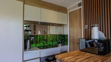 Cottage | Private kitchen | Fridge, electric kettle, cookware/dishes/utensils
