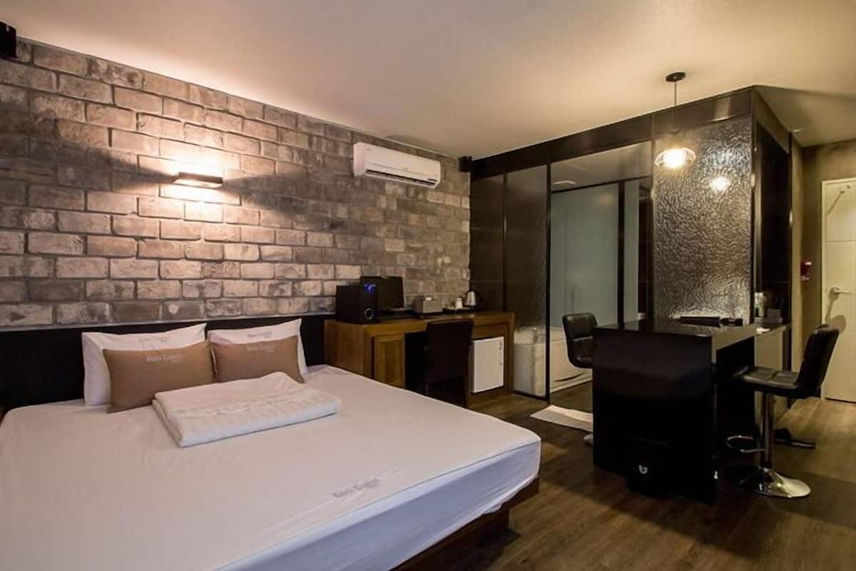 Classic Double Room | Premium bedding, down comforters, minibar (free items), desk