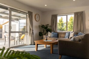 Smart TV, fireplace - Idyllic on Irishman - FREE WIFI (Twizel)