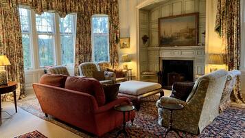 Cottage | Woonkamer | Flatscreentelevisie en een dvd-speler