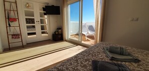 4 slaapkamers, een strijkplank/strijkijzer, reisbedje, gratis wifi