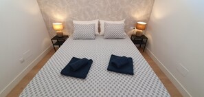 4 chambres, fer et planche à repasser, lit de bébé portatif