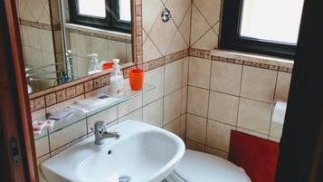 Douche, sĂšche-cheveux, bidet, serviettes fournies