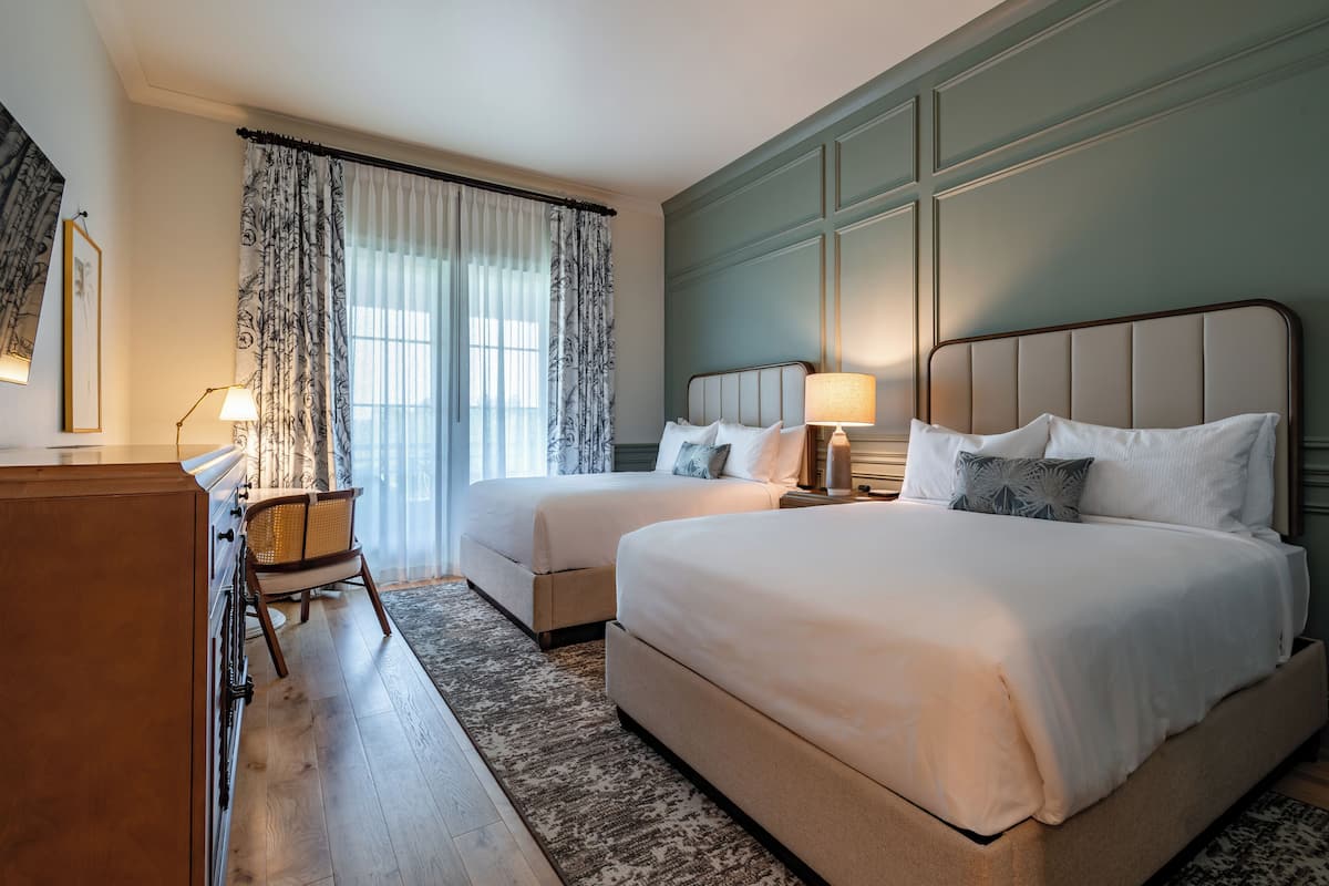 Egyptian cotton sheets, premium bedding, in-room safe, desk