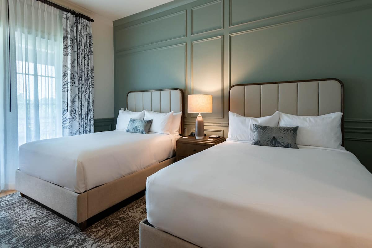 Egyptian cotton sheets, premium bedding, in-room safe, desk