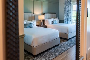 Egyptian cotton sheets, premium bedding, in-room safe, desk - Camp Creek Inn (Panama City Beach)