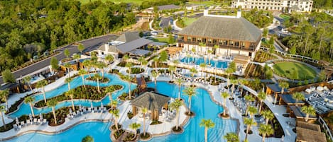 5 piscines extérieures, parasols de plage, chaises longues