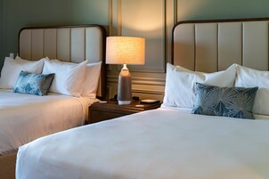Egyptian cotton sheets, premium bedding, in-room safe, desk