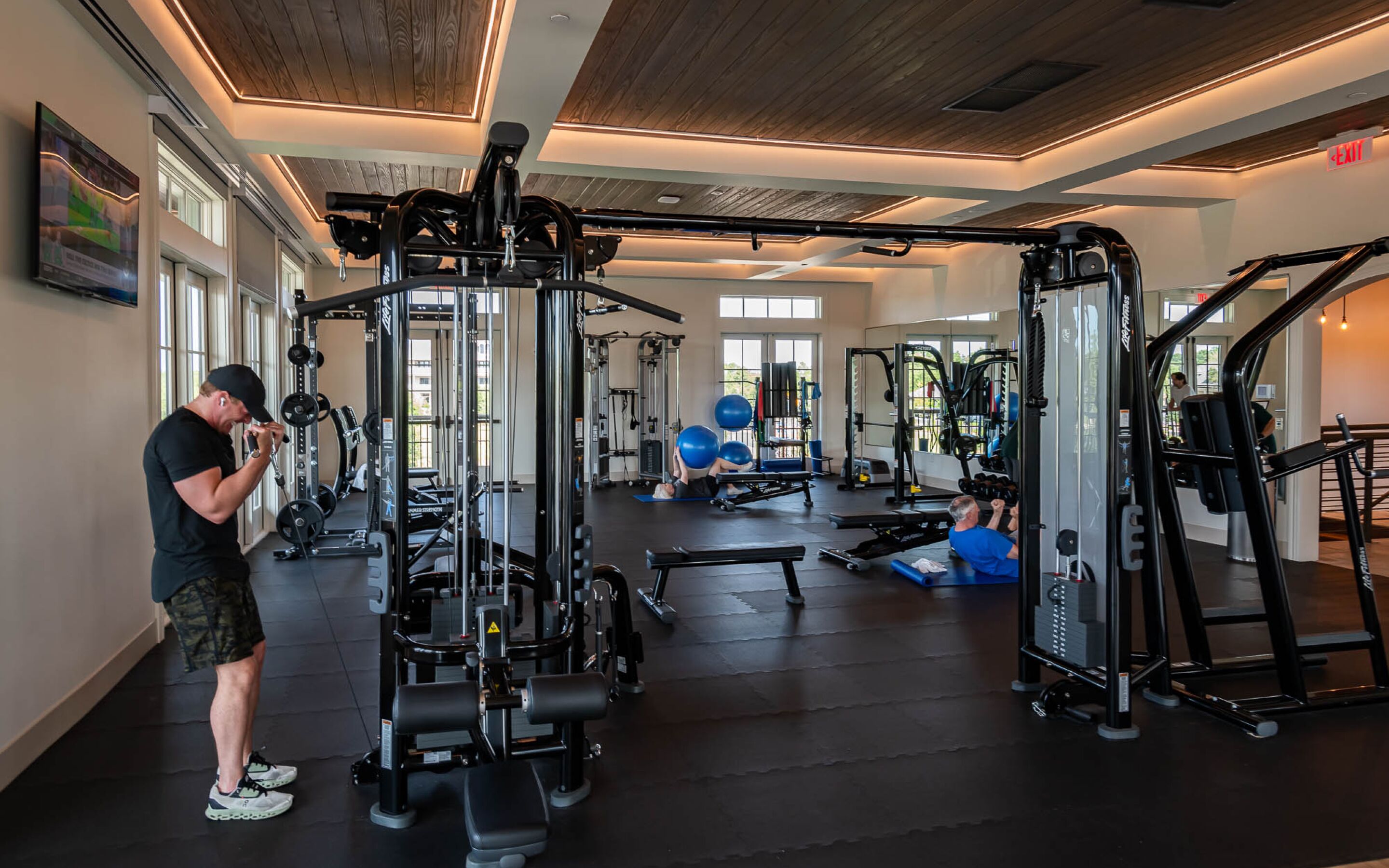 Una palestra con diverse attrezzature per esercizi, tra cui macchinari per pesi e pesi liberi.