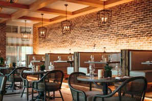 3 restaurants, serveren ontbijt, lunch, diner, Cajun/Creoolse gerechten