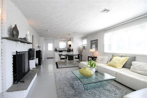 Smart TV - Modern Cottage Near First Beach (Middletown)