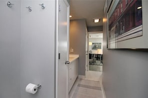 Interior - Modern Cottage Near First Beach (Middletown)