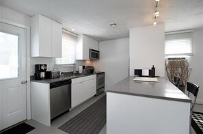 Fridge, microwave, oven, stovetop - Modern Cottage Near First Beach (Middletown)