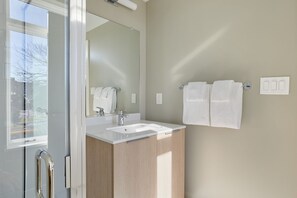 Studio Suite | Bathroom | Towels, soap, shampoo, toilet paper