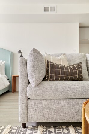 尊荣开间套房 | 起居区 | 55-英寸智能电视（配备数码频道）、Netflix、Hulu