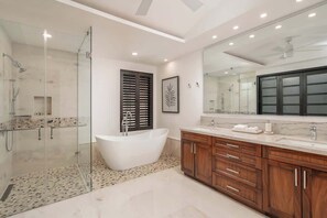 Badekar, hårføner, håndklær og såpe