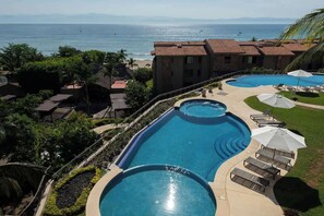 Utendørsbasseng og et oppvarmet basseng