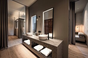 Deluxe-suite | Premium-sengetøj, dundyner, minibar, lydisolering