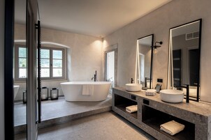 Suite junior | Ropa de cama de alta calidad, edredones de plumas, minibar