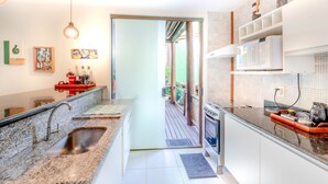 Rumah | Dapur pribadi | Lemari es, microwave, oven, dan peralatan masak/sendok-piring
